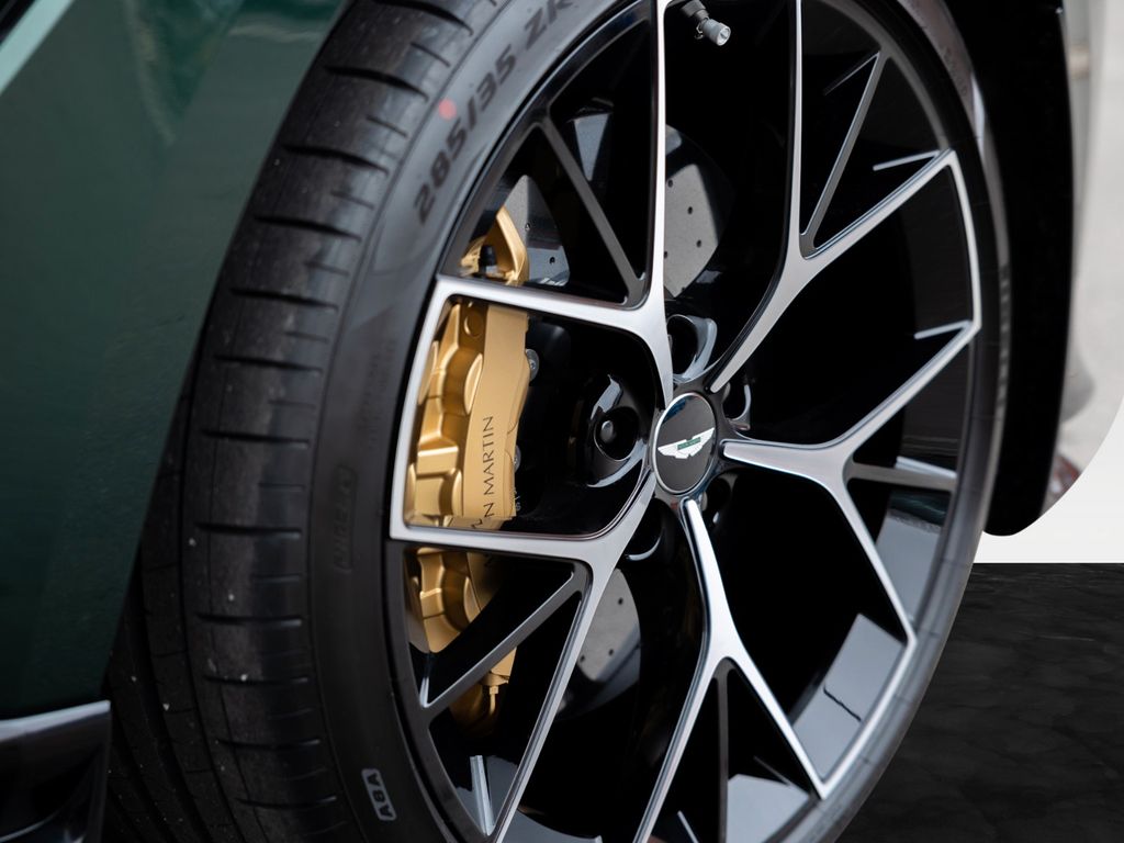 Aston Martin DBX 2025