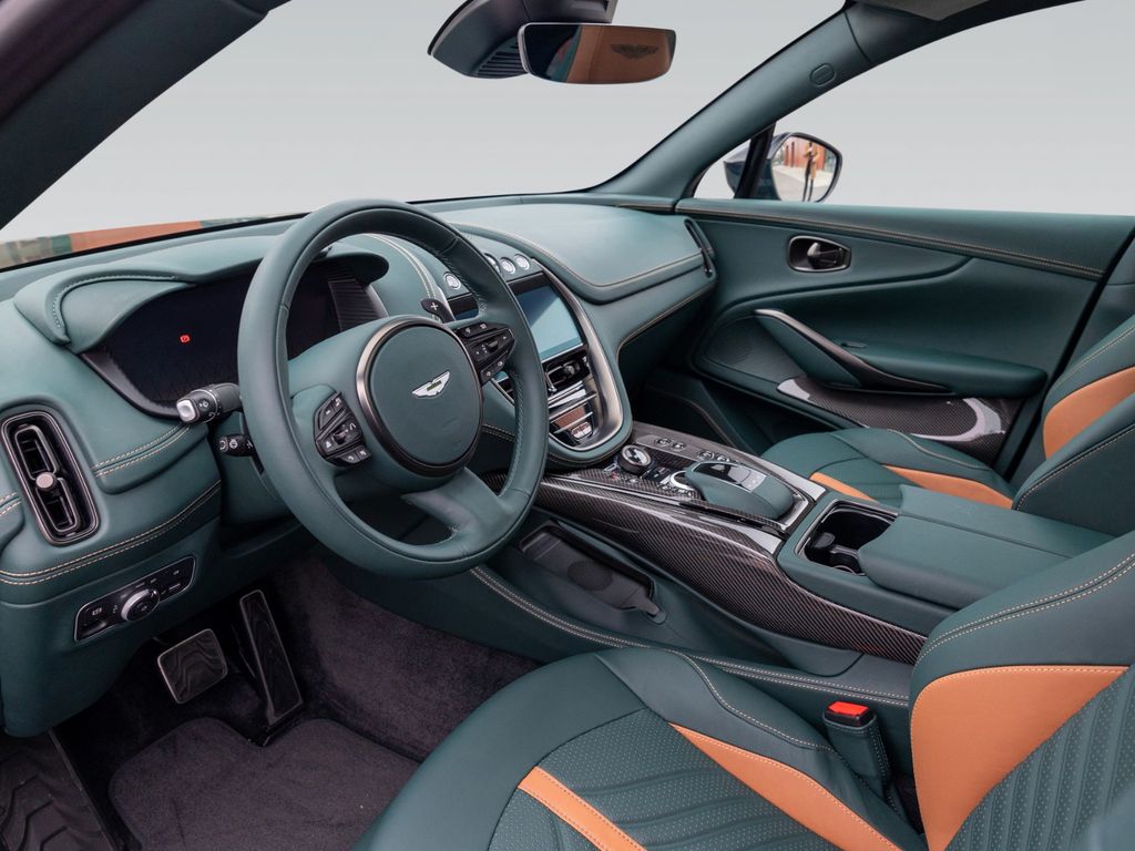 Aston Martin DBX 2025