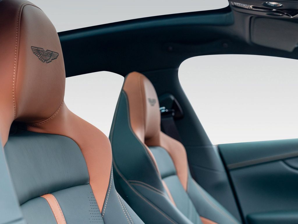 Aston Martin DBX 2025