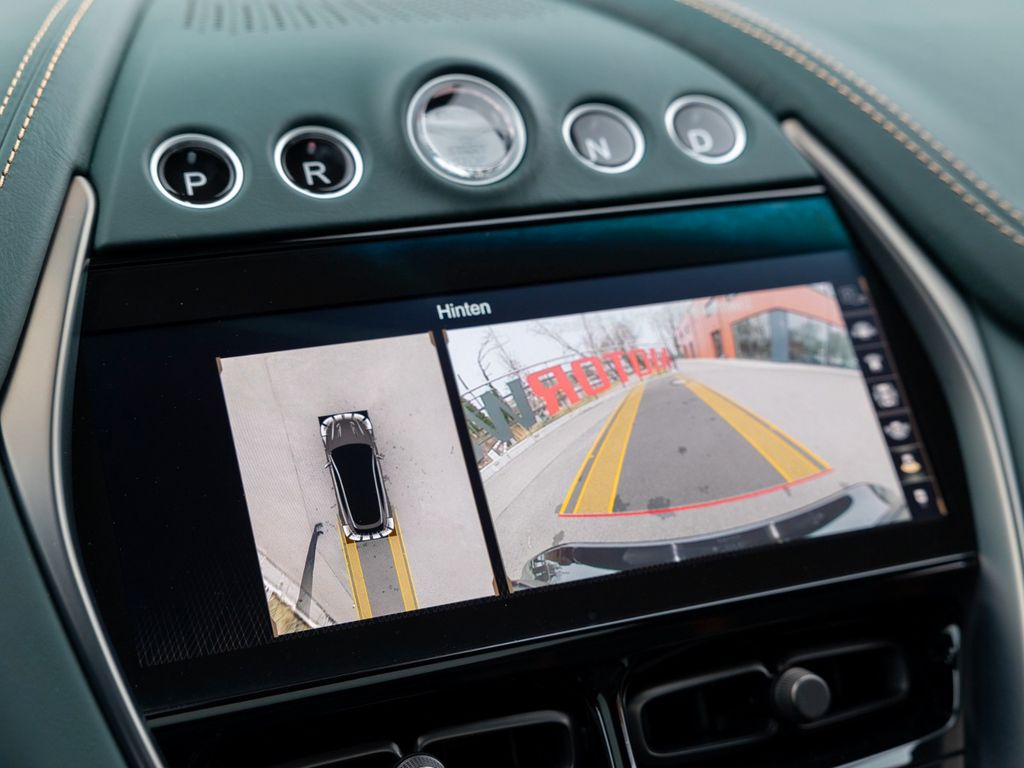 Aston Martin DBX 2025