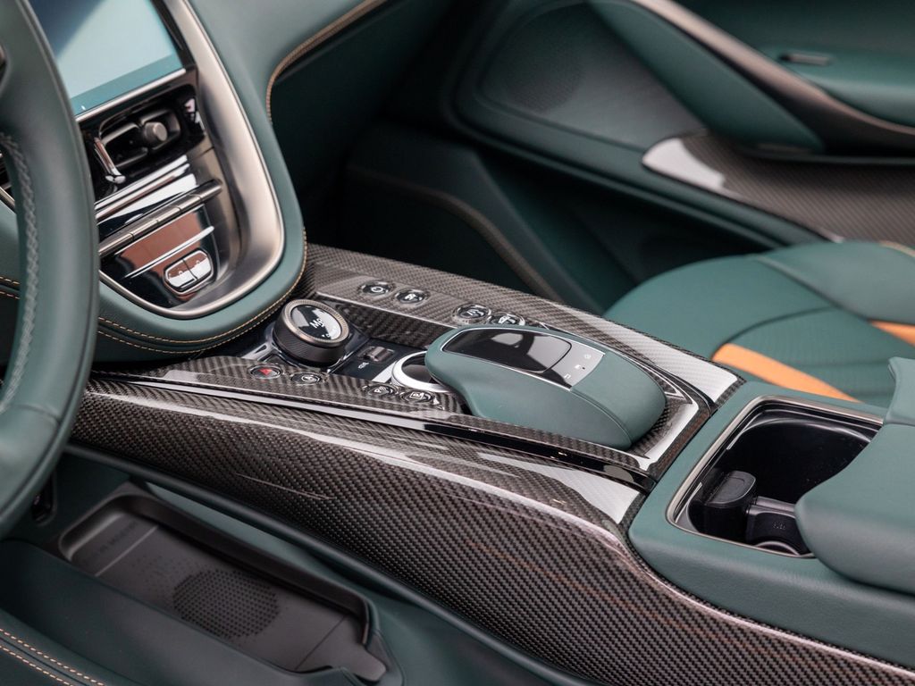 Aston Martin DBX 2025