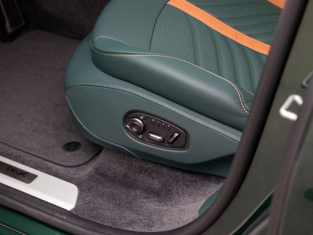 Aston Martin DBX 2025