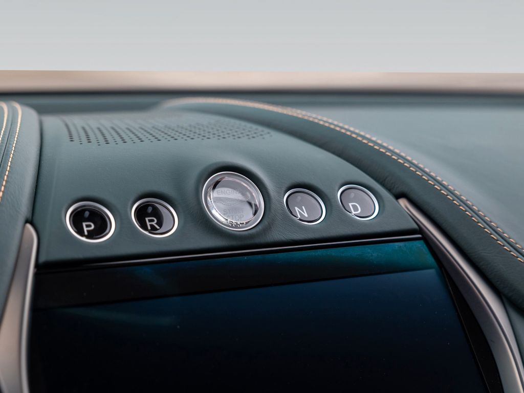 Aston Martin DBX 2025