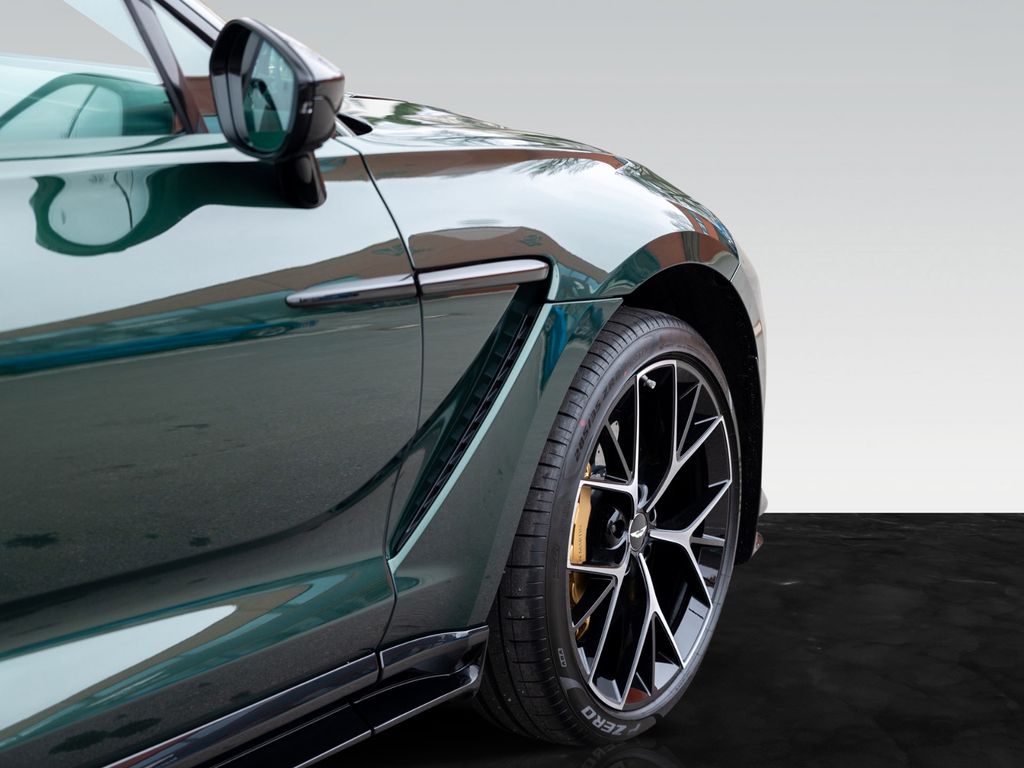 Aston Martin DBX 2025