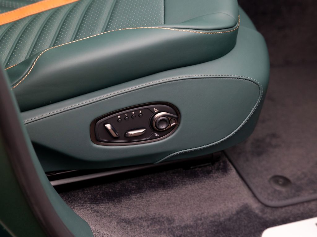 Aston Martin DBX 2025