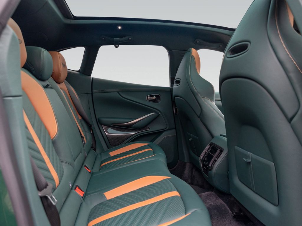 Aston Martin DBX 2025