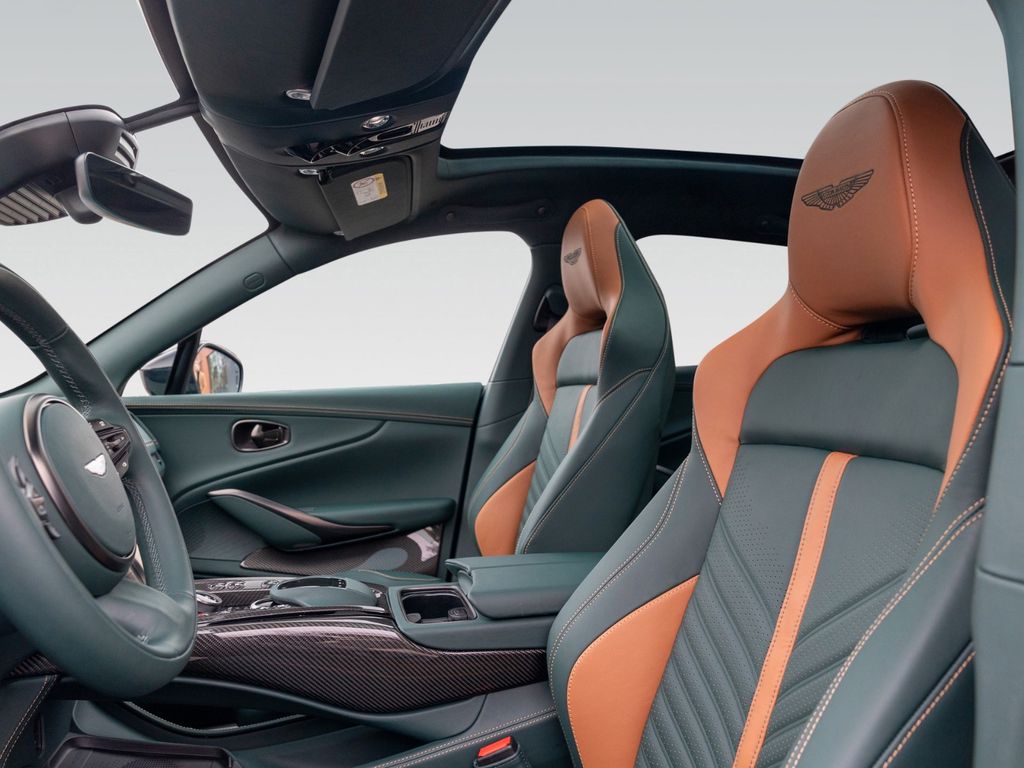 Aston Martin DBX 2025