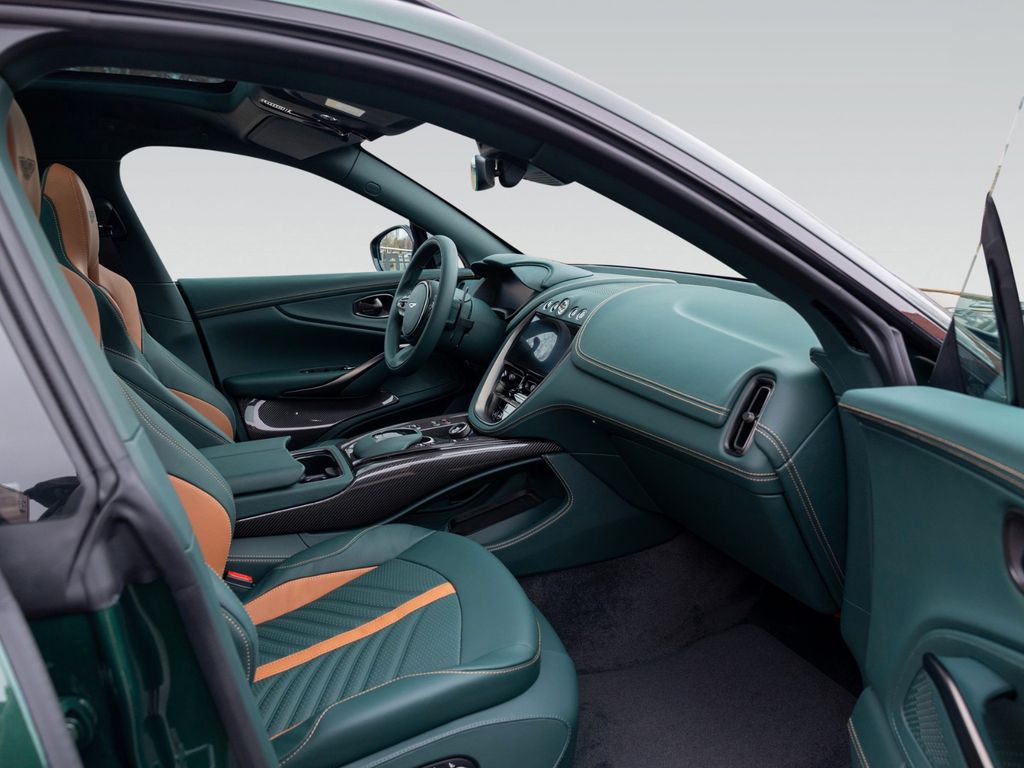 Aston Martin DBX 2025