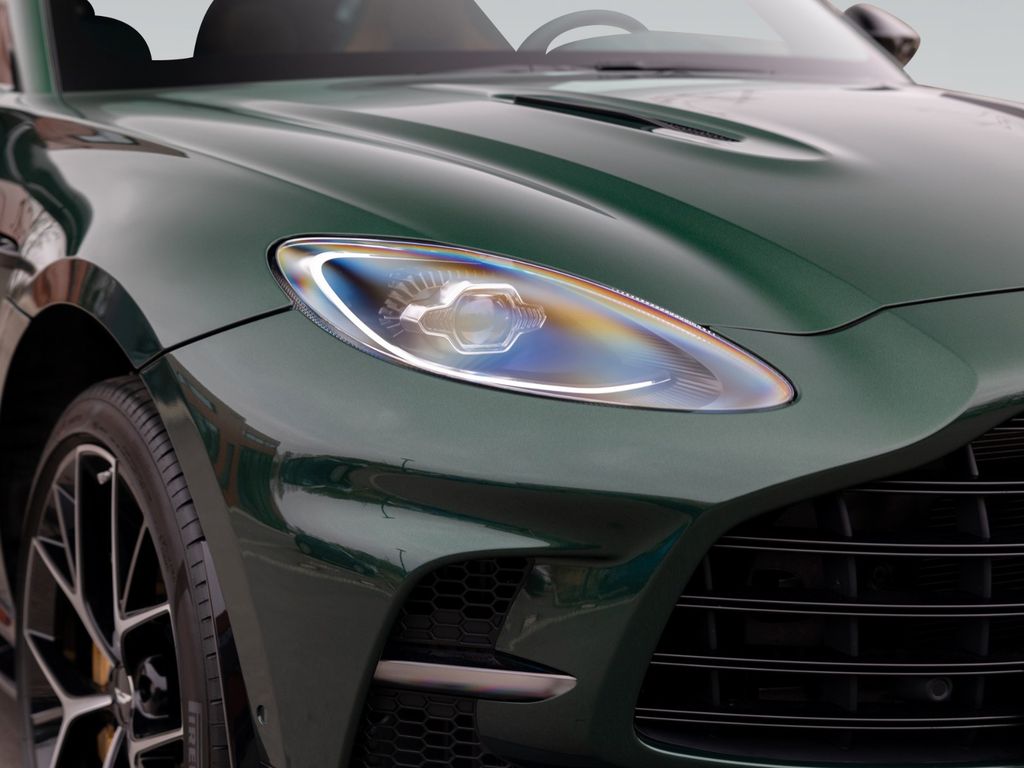 Aston Martin DBX 2025