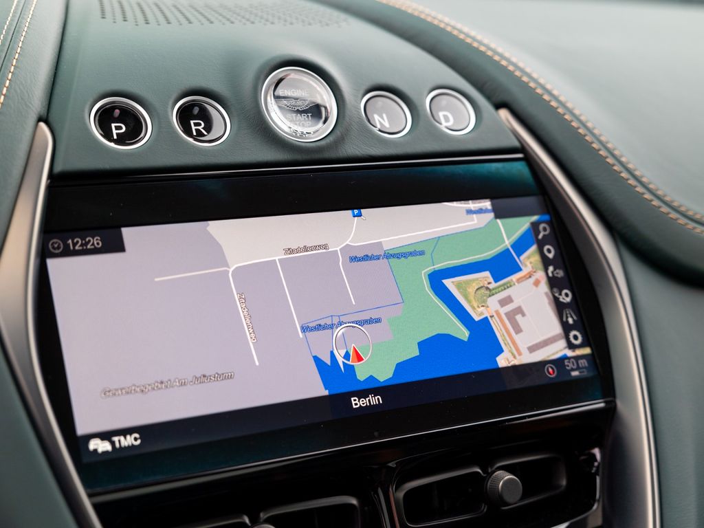 Aston Martin DBX 2025