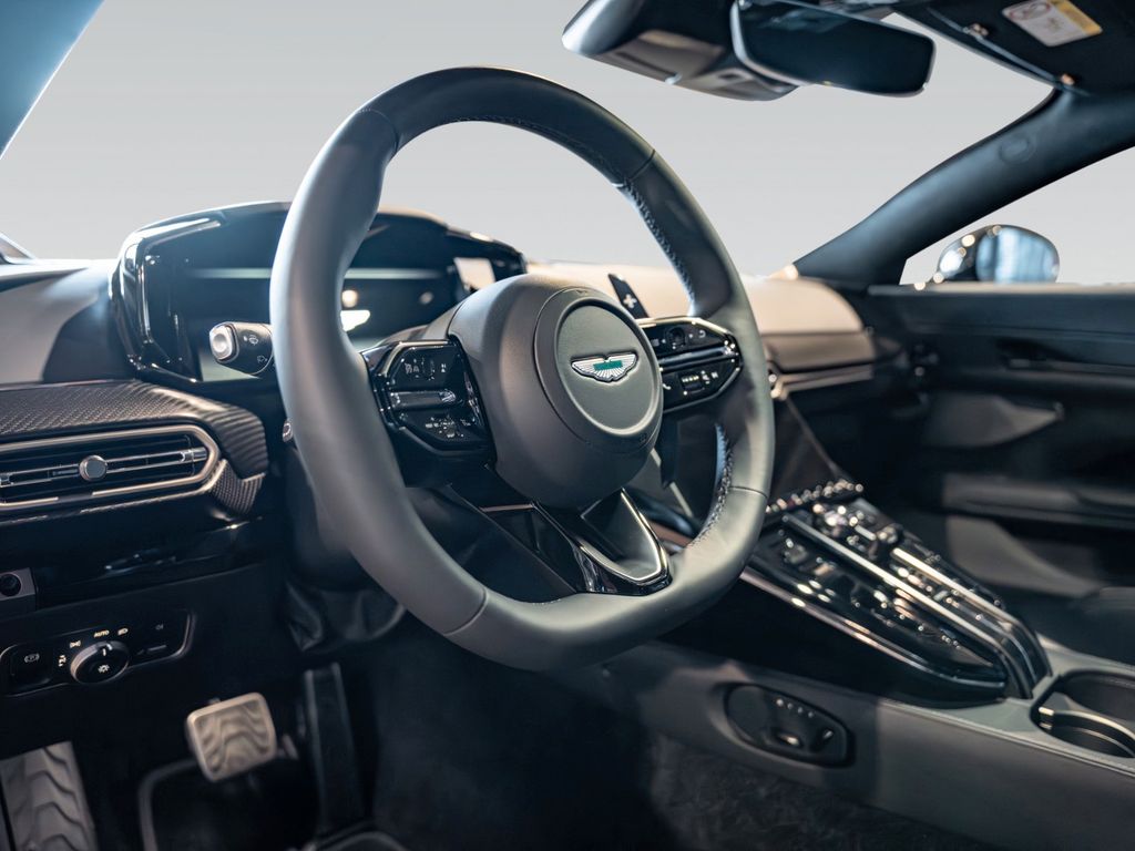 Aston Martin V8 Vantage 2025