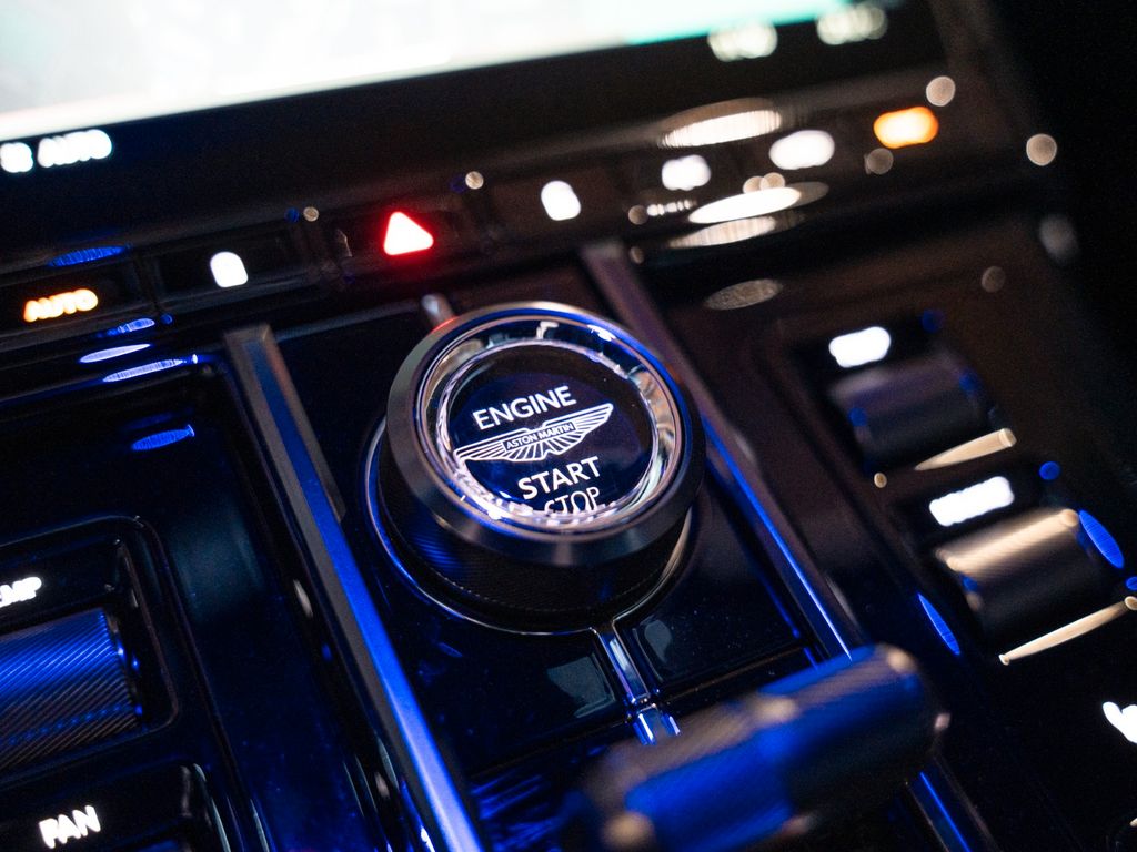 Aston Martin V8 Vantage 2025