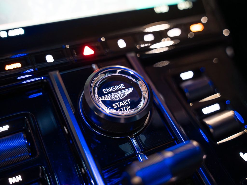 Aston Martin V8 Vantage 2025