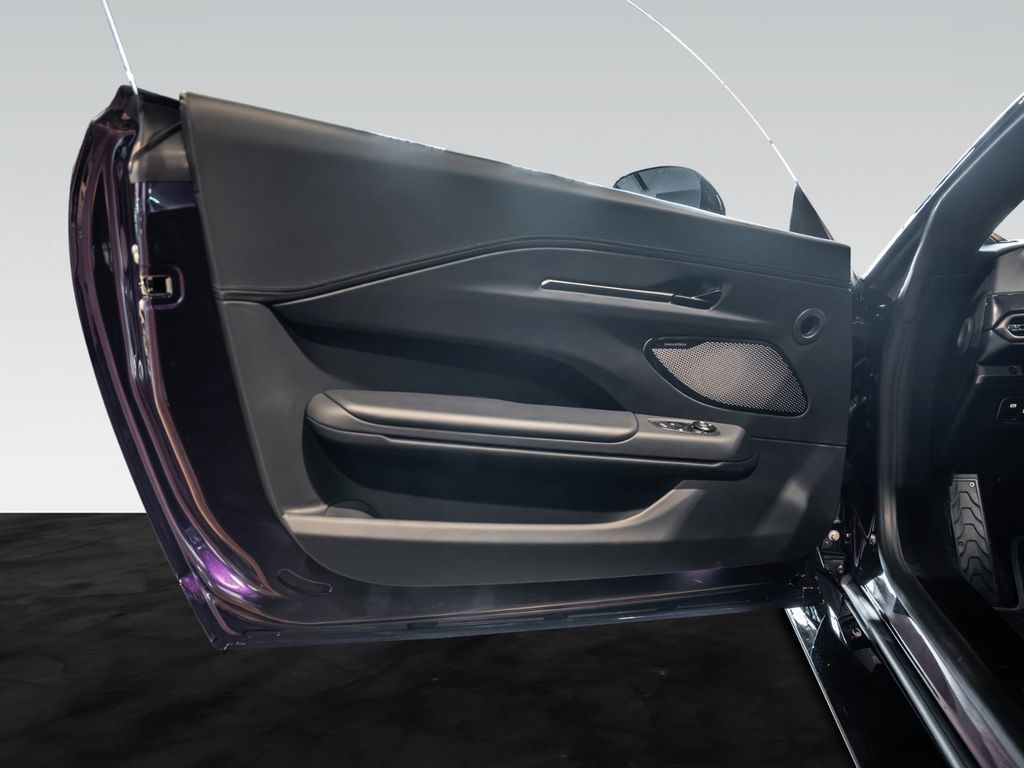 Aston Martin V8 Vantage 2025