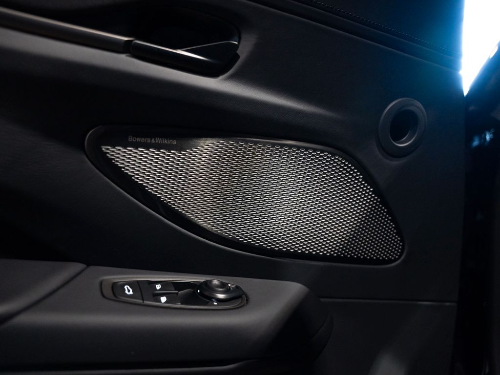 Aston Martin V8 Vantage 2025