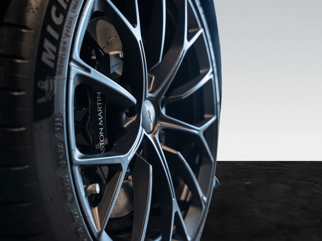Aston Martin V8 Vantage 2025