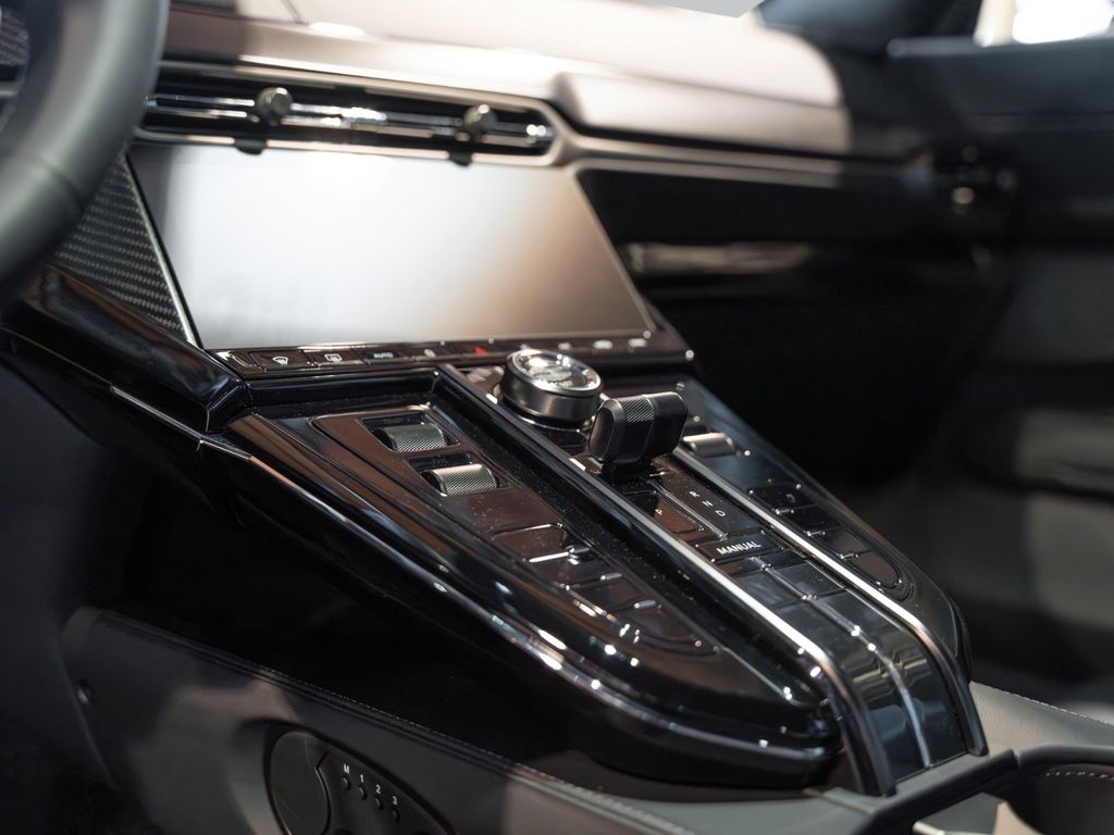 Aston Martin V8 Vantage 2025