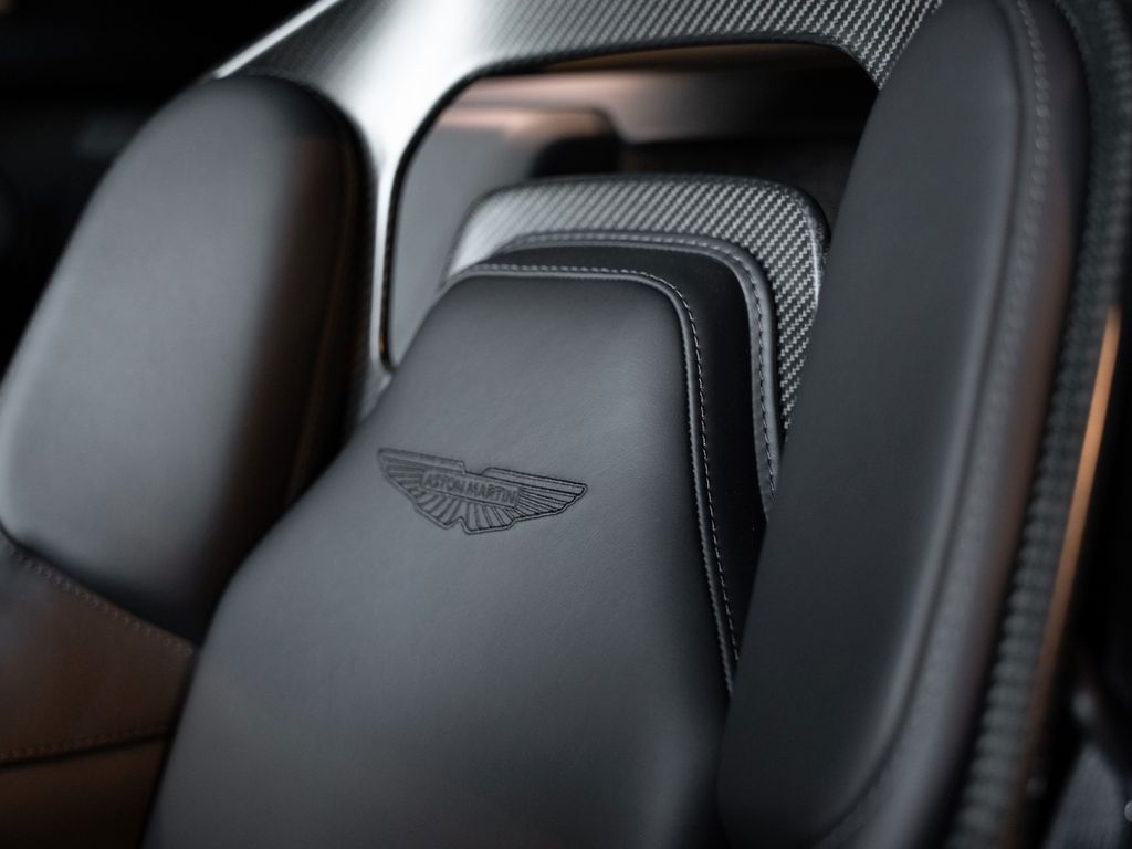 Aston Martin V8 Vantage 2025