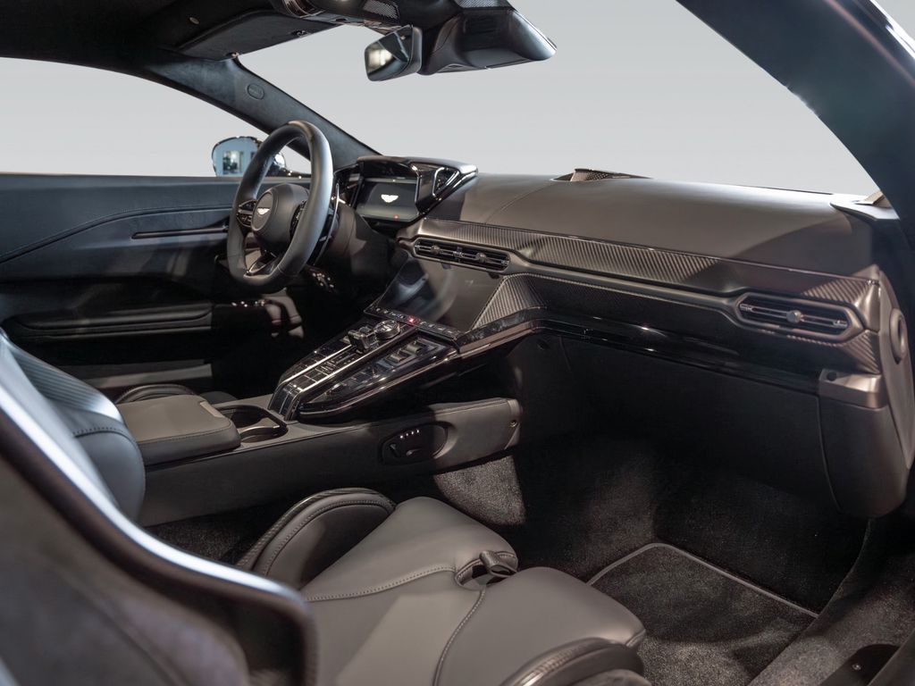 Aston Martin V8 Vantage 2025