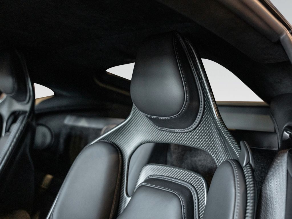 Aston Martin V8 Vantage 2025