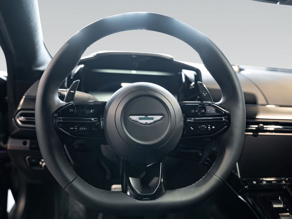 Aston Martin V8 Vantage 2025