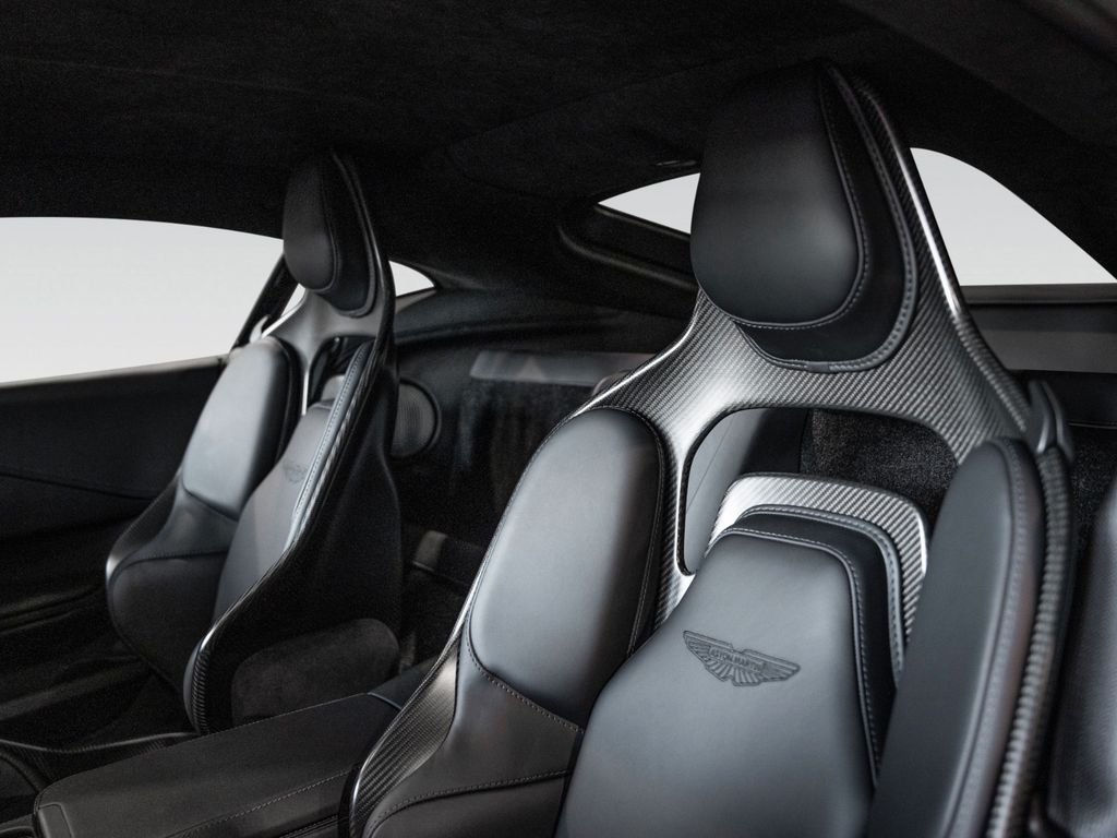 Aston Martin V8 Vantage 2025