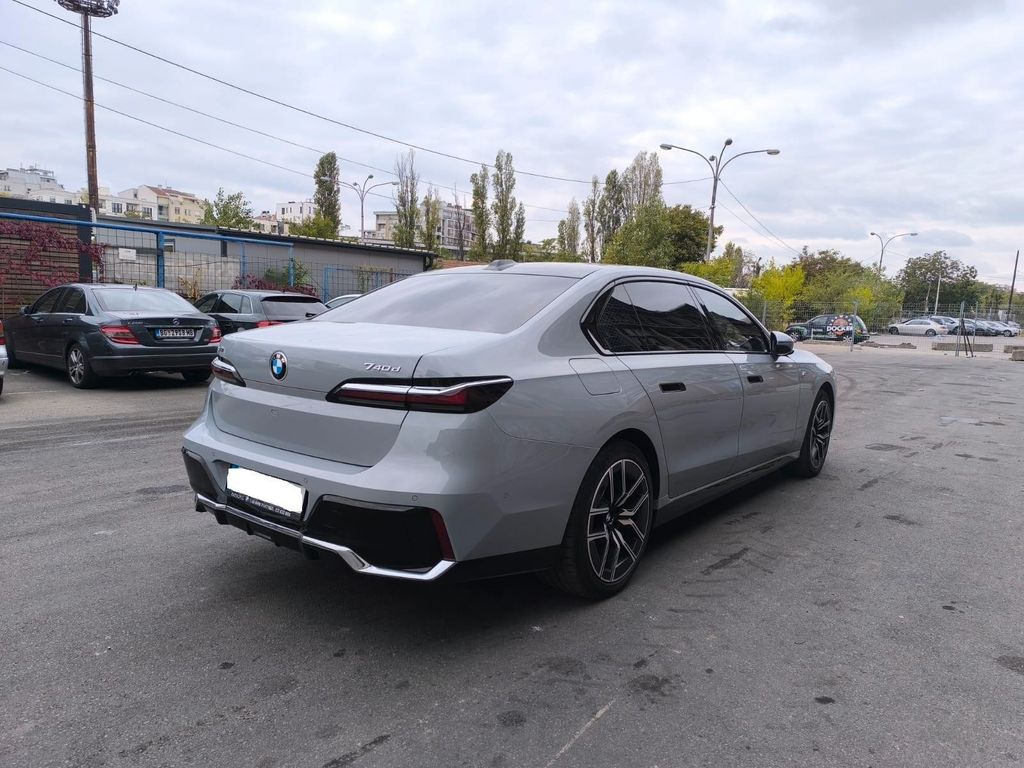 BMW 740 2024