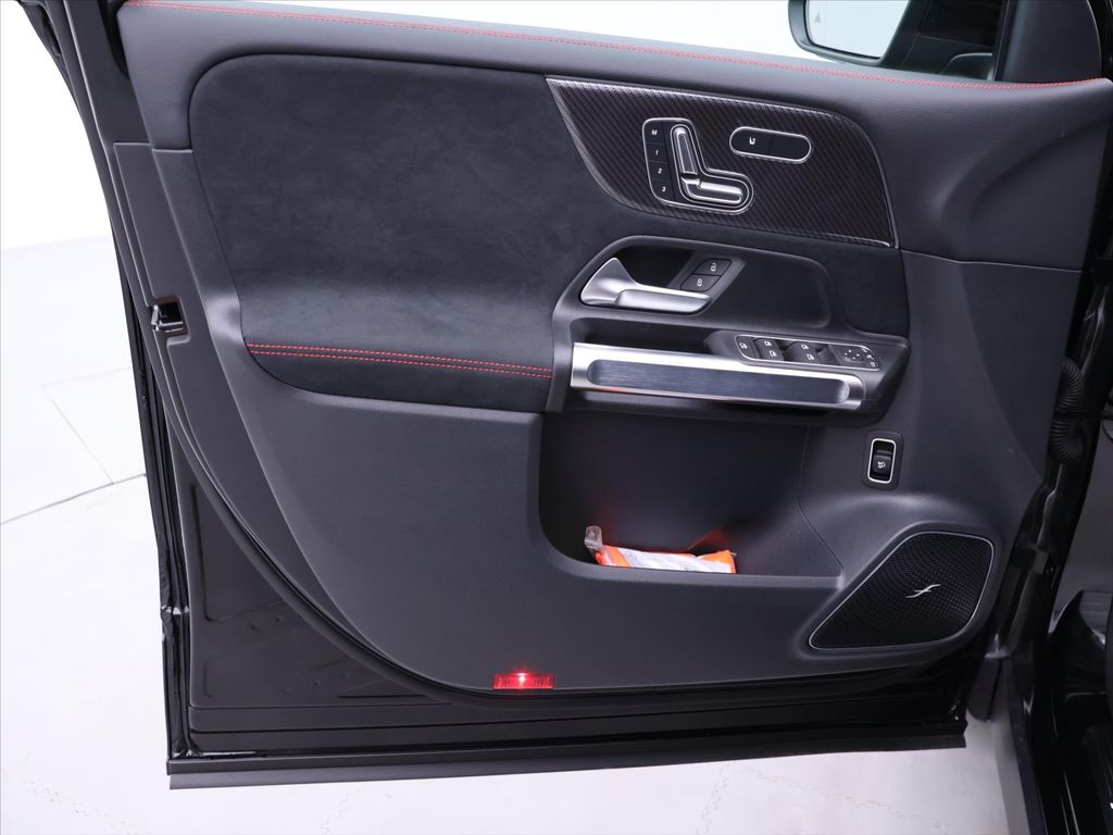 Mercedes-Benz GLB 200 2025