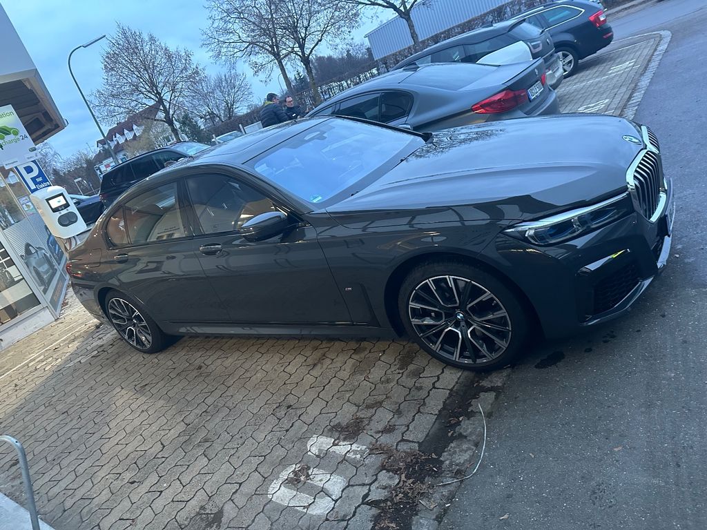 BMW 750 2022