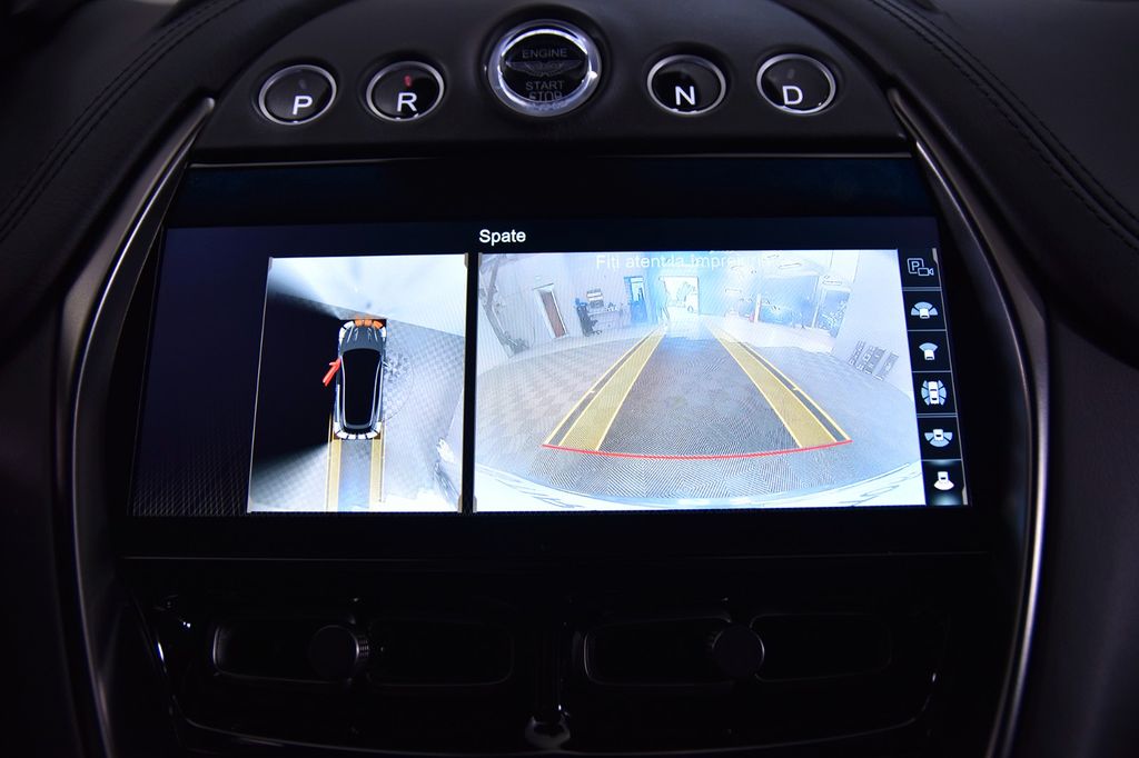 Aston Martin DBX 2021