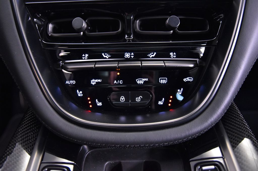 Aston Martin DBX 2021