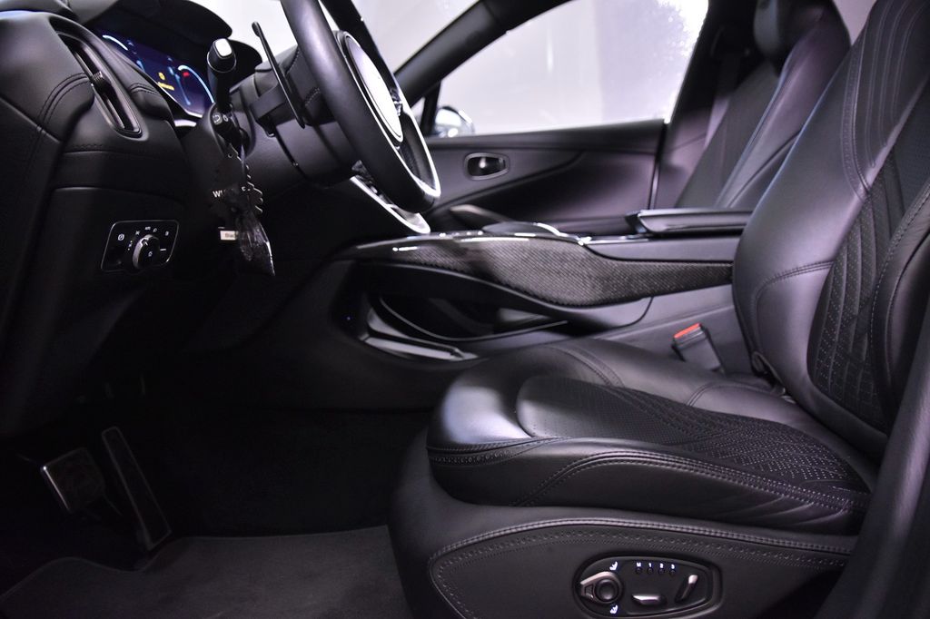 Aston Martin DBX 2021