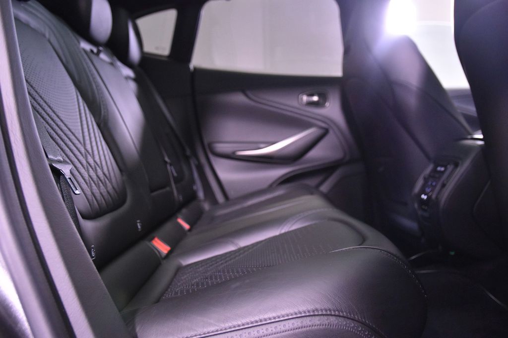 Aston Martin DBX 2021