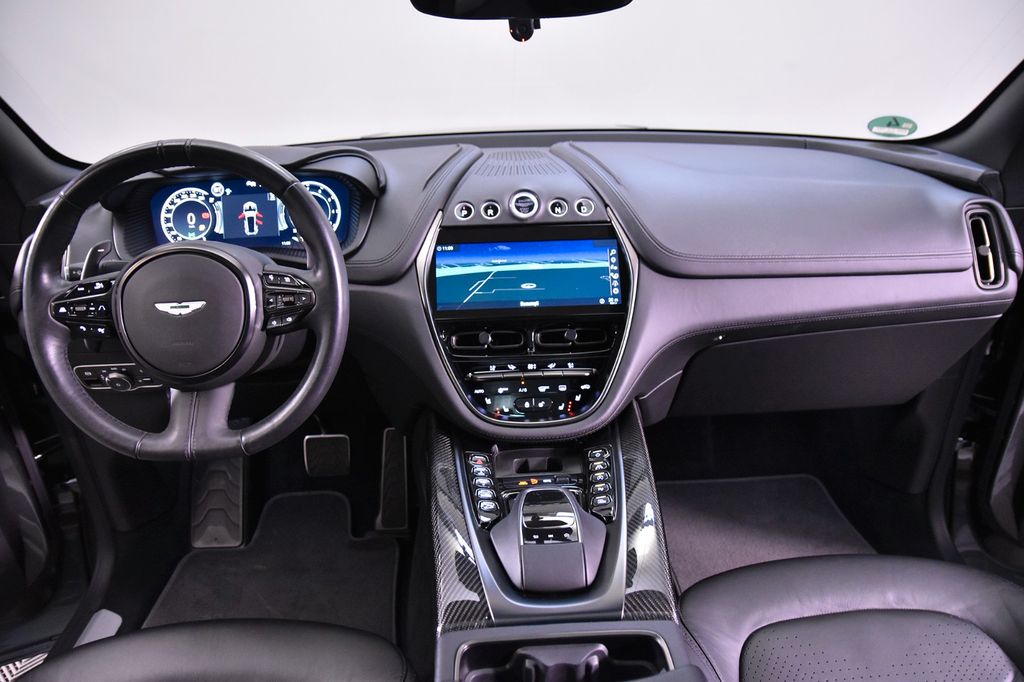 Aston Martin DBX 2021
