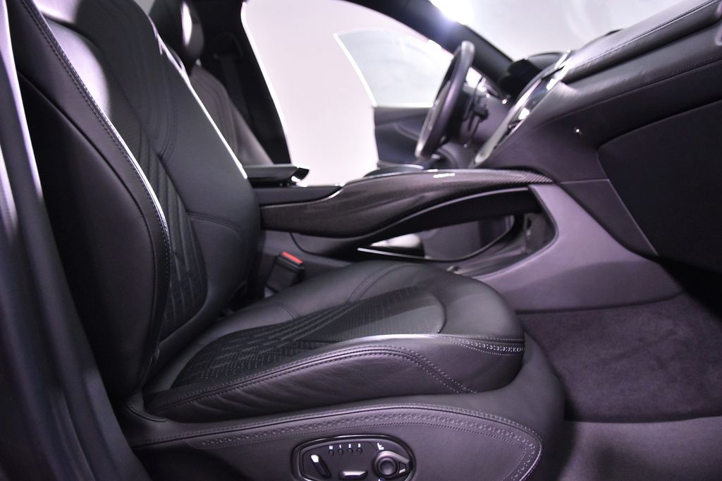 Aston Martin DBX 2021