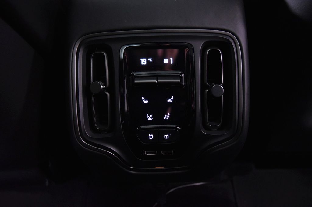 Aston Martin DBX 2021