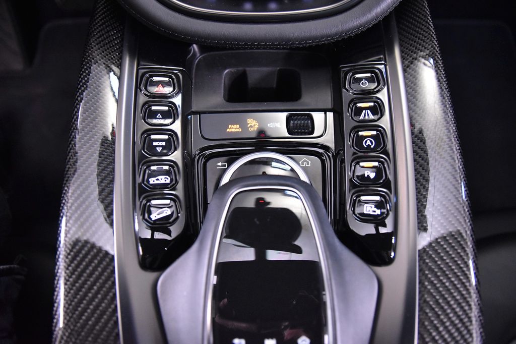 Aston Martin DBX 2021