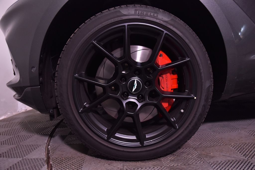 Aston Martin DBX 2021