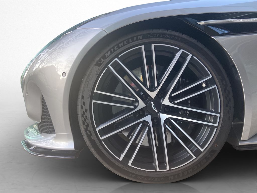 Aston Martin DB12 2024