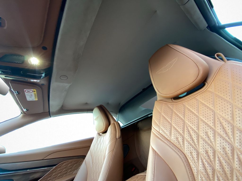 Aston Martin DB12 2024