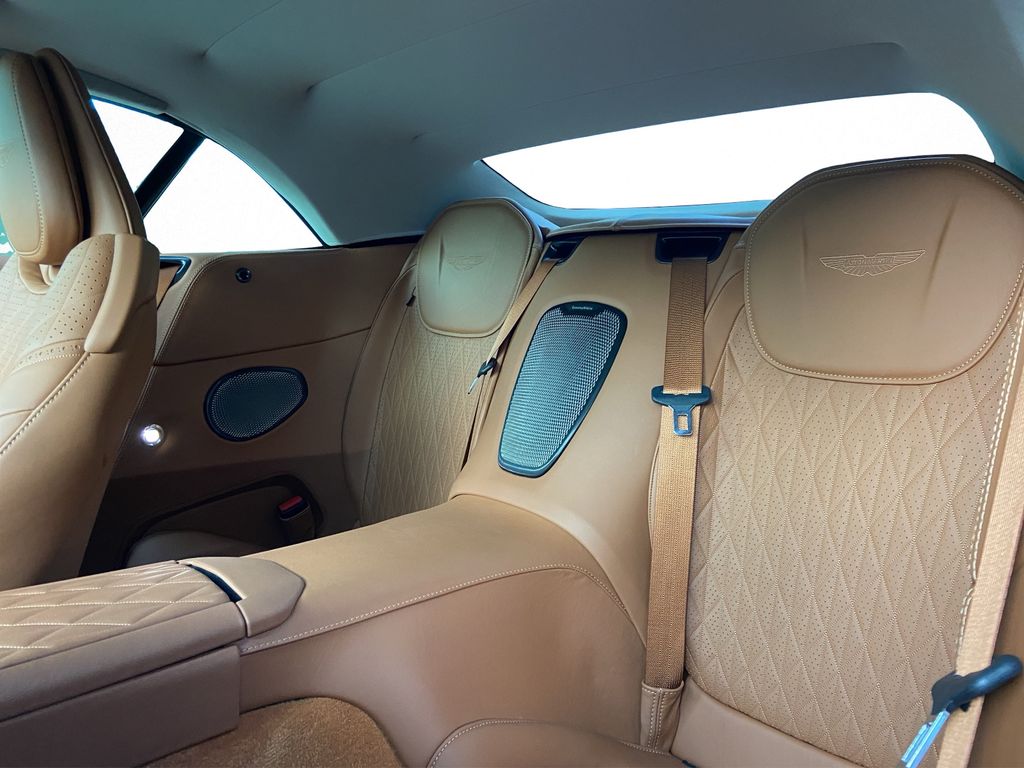 Aston Martin DB12 2024