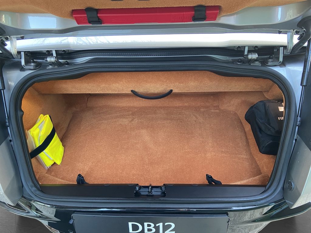 Aston Martin DB12 2024