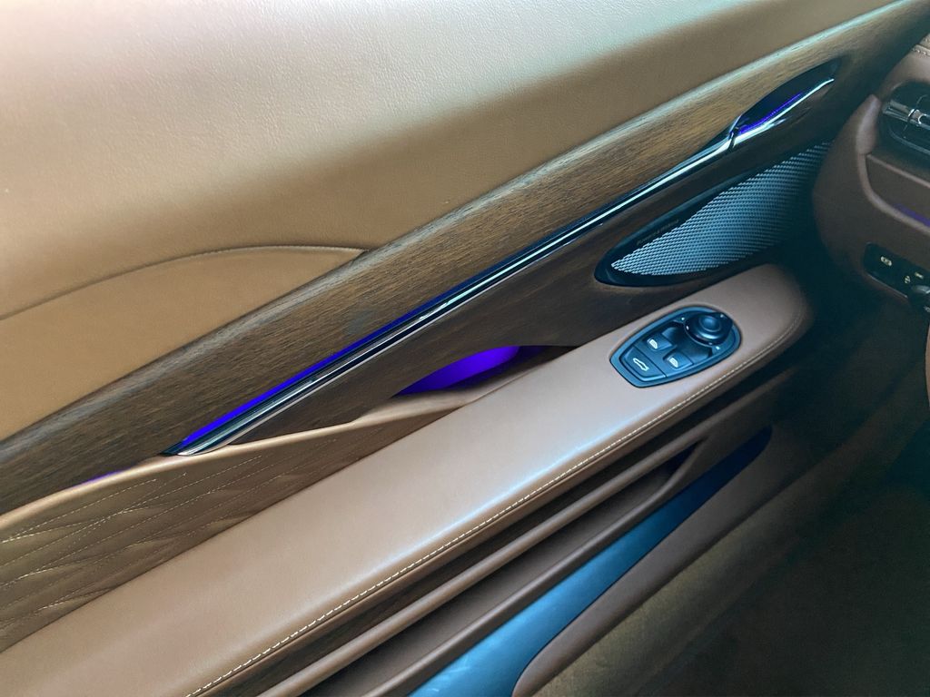 Aston Martin DB12 2024