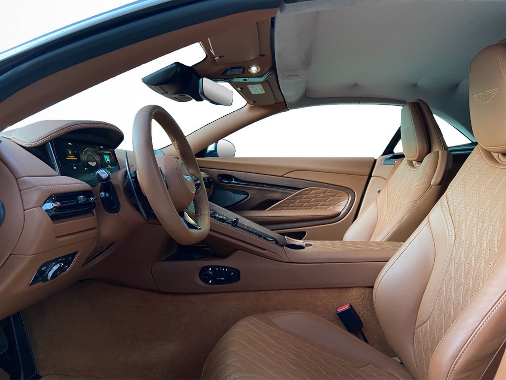 Aston Martin DB12 2024
