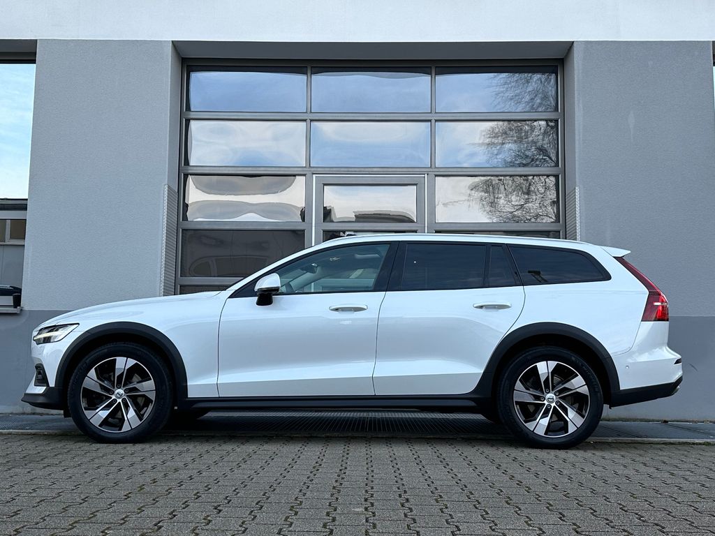 Volvo V60 Cross Country 2023
