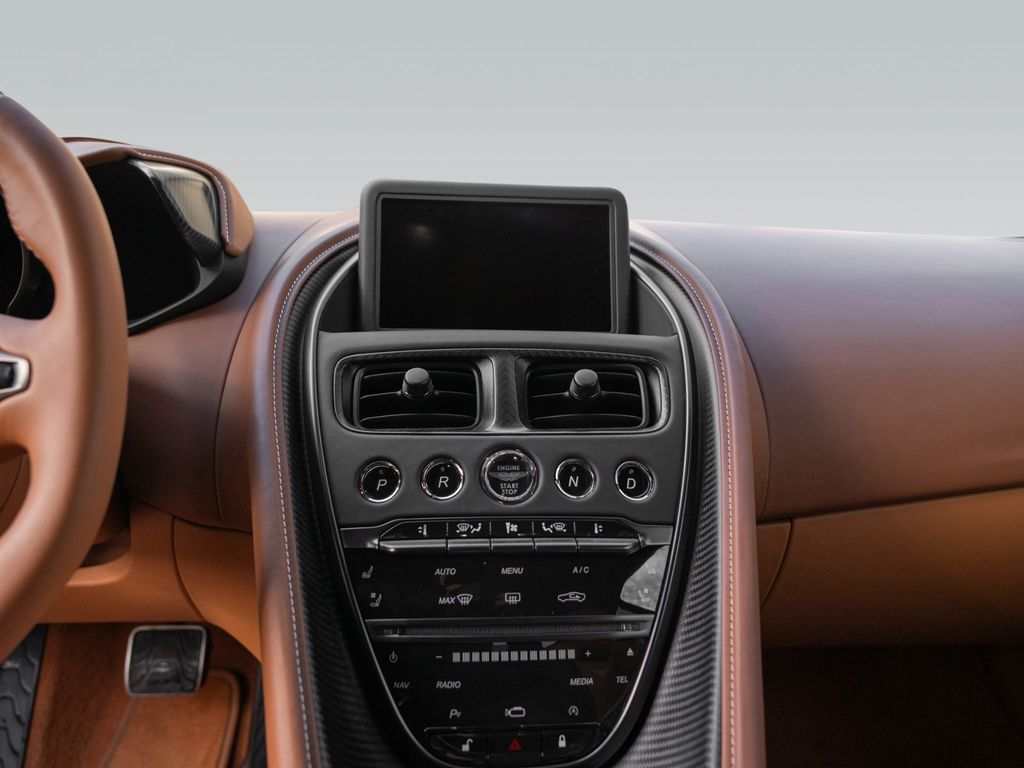 Aston Martin DBS 2024