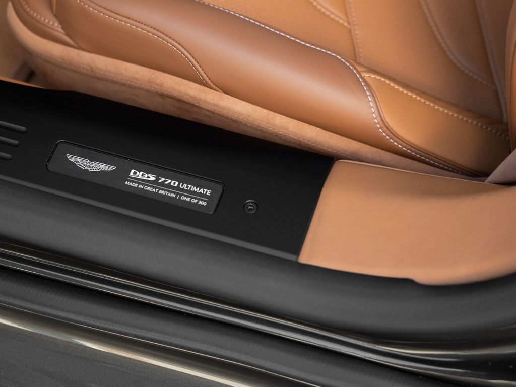 Aston Martin DBS 2024