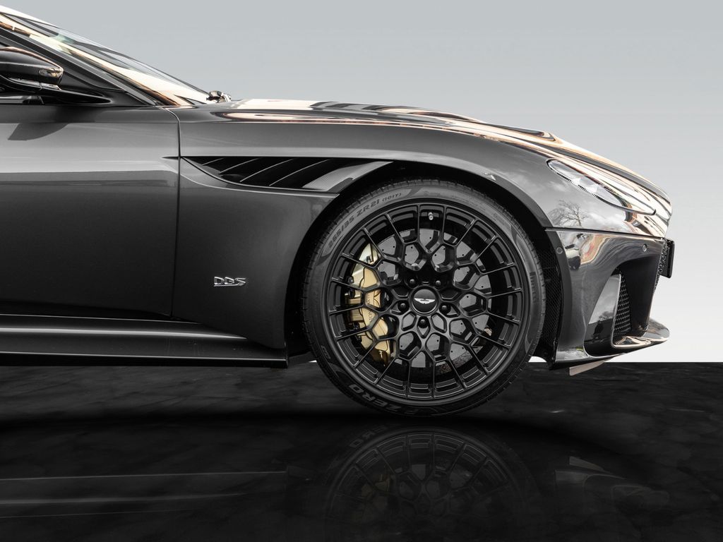 Aston Martin DBS 2024