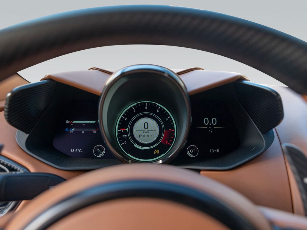 Aston Martin DBS 2024