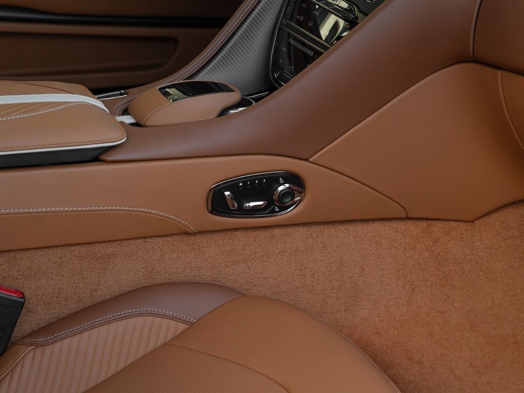 Aston Martin DBS 2024